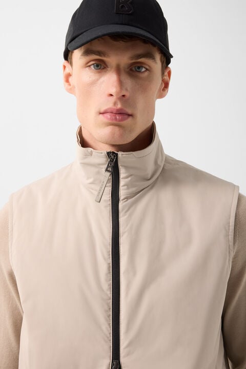 Jonny Lightweight Waistcoat In Sand