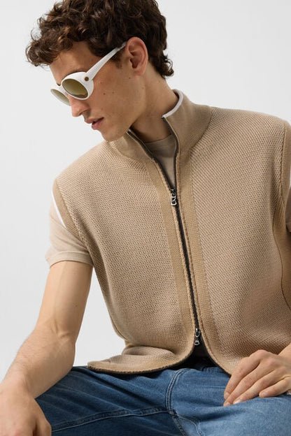 Enzo Knitted Waistcoat In Beige/White