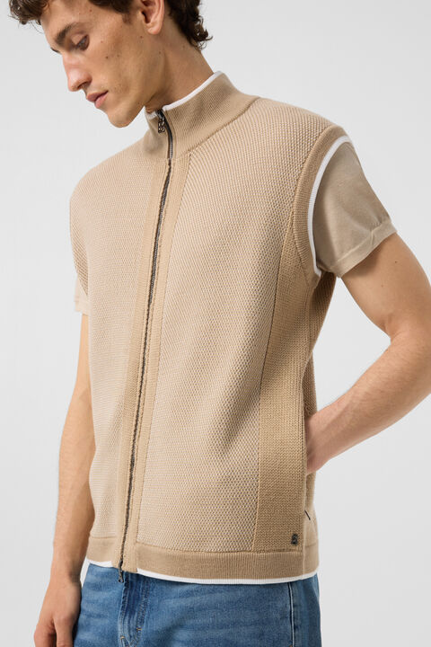 Enzo Knitted Waistcoat In Beige/White